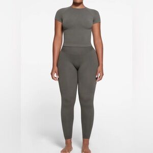 NWT SKIMS FITS EVERYBODY T-SHIRT Gunmetal Grey